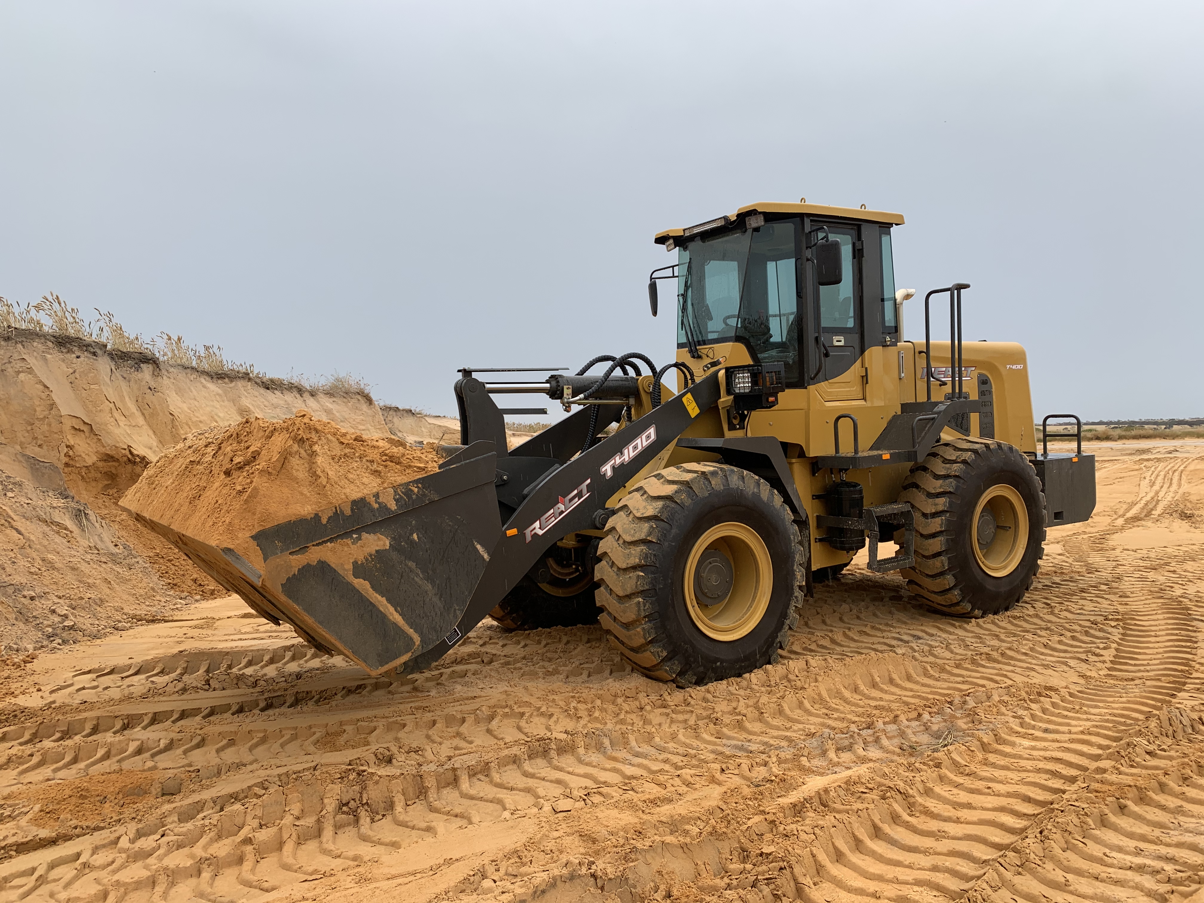 REACT T400 Front Left